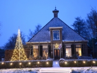 bloemenhoeve-bed-breakfast met kerstboom in de sneeuw